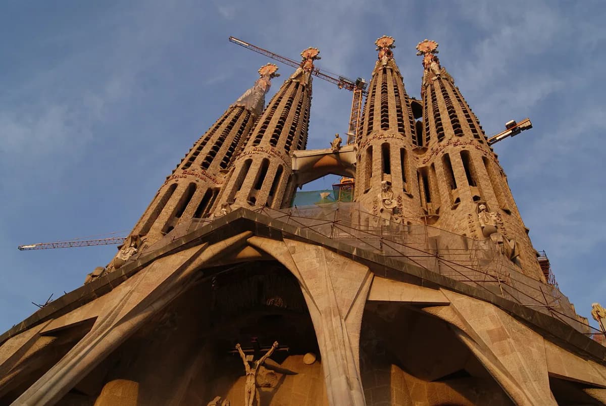 Sagrada Familia Visitor Guide 2026: Worth It, Tickets & How Long